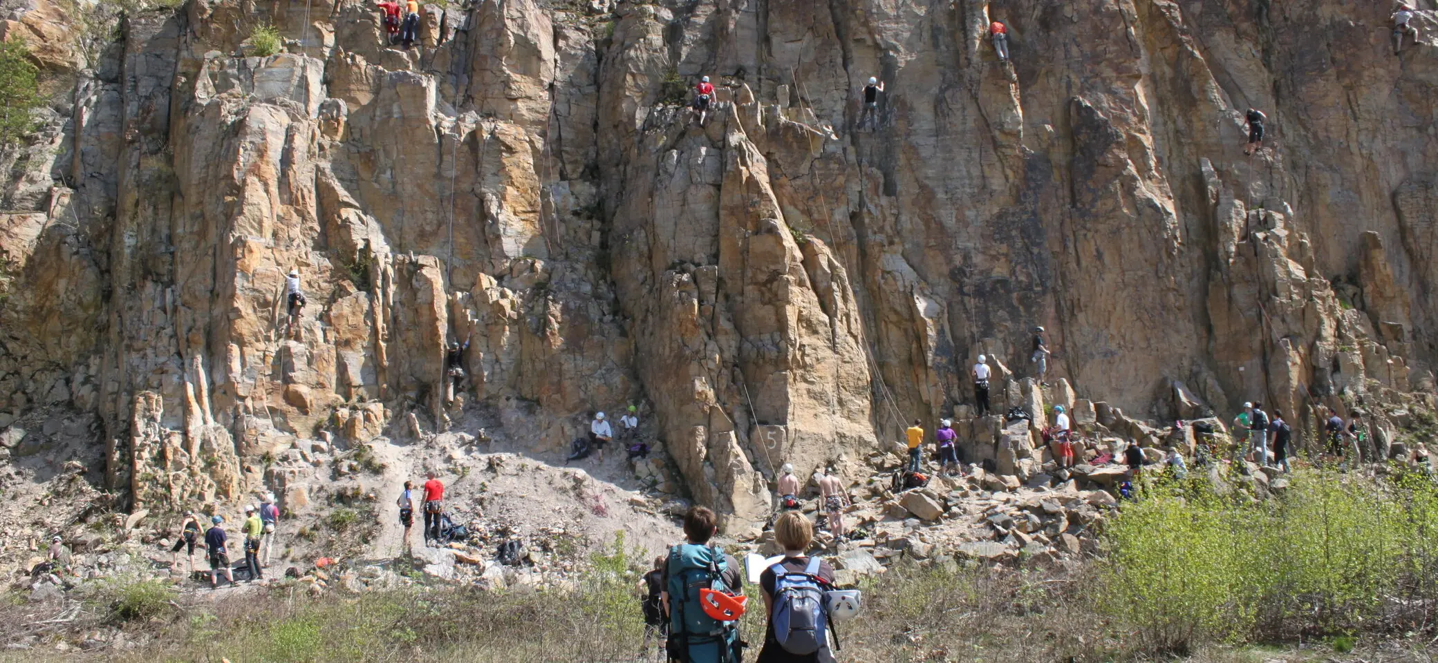 Zwei Kletterer vor einer Wand im Steinbruch Schriesheim | © DAV/Steffen Reich