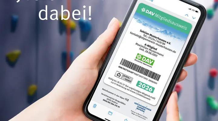 Ein Smartphone mit dem digitalen Mitgliedsausweis im Display | © DAV